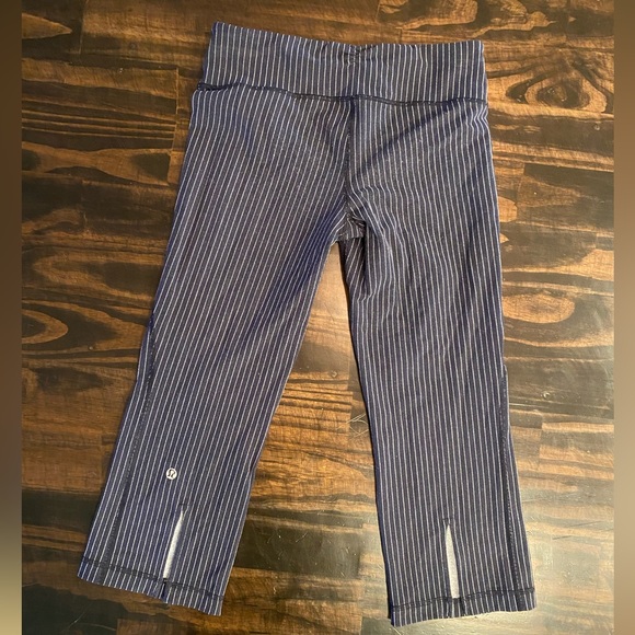 Blue and white Lululemon 25 inch capris with slits size 6 - Picture 1 of 6
